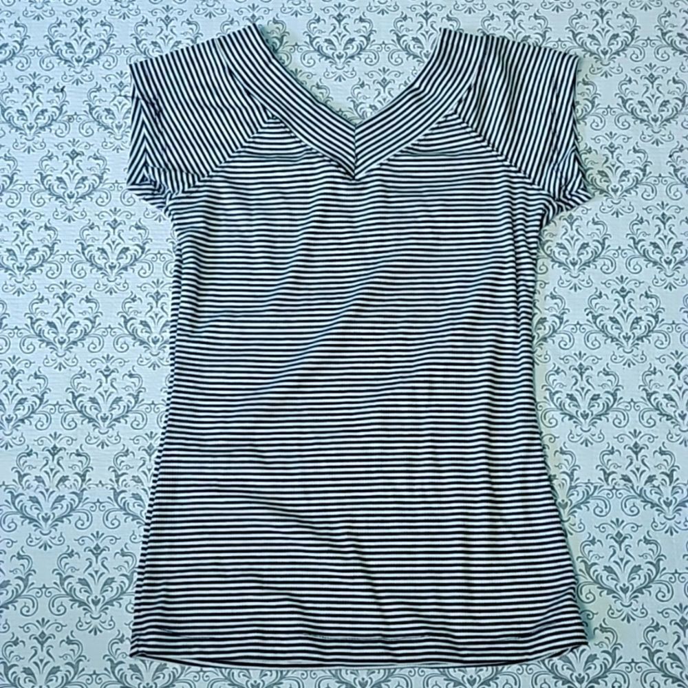 Urban Outfitters Black White Striped Casual V-neck T-shirt NWOT